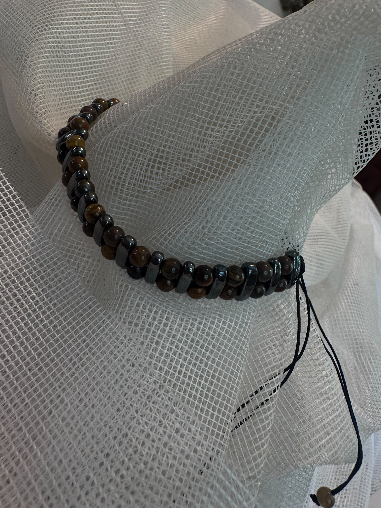 PULSERA MÚLTIPLE DE turmalina, piedra volcánica y ojo de tigre.