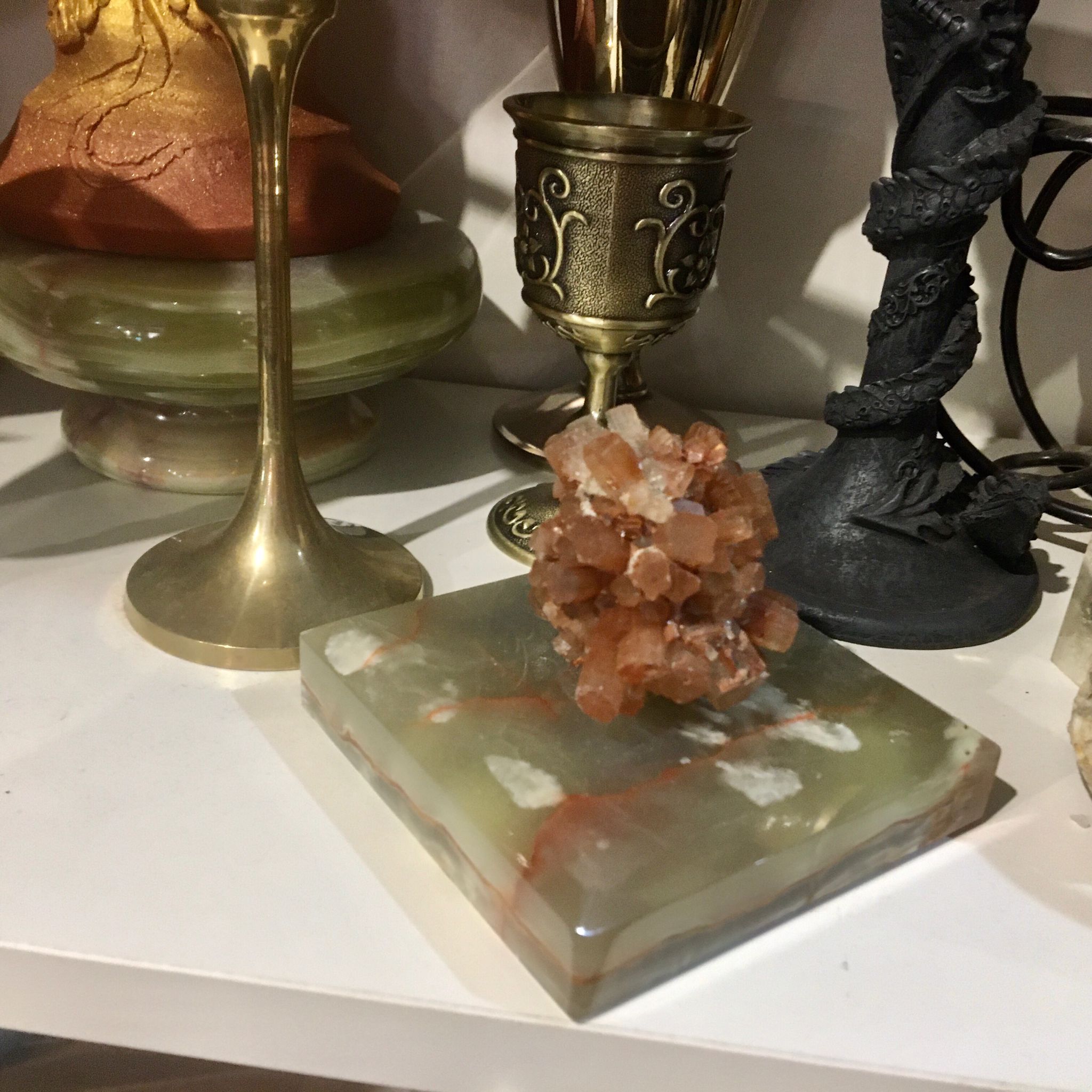 PIEDRA MÁGICA DE LA SALUD Y LA FUERZA DE LA DIOSA MORRIGAN (con peana)