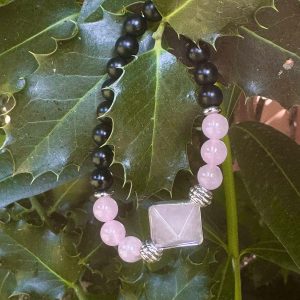 PULSERA CON PIRAMIDE DE CUARZO ROSA PARA LA ESTABILIDAD EMOCIONAL