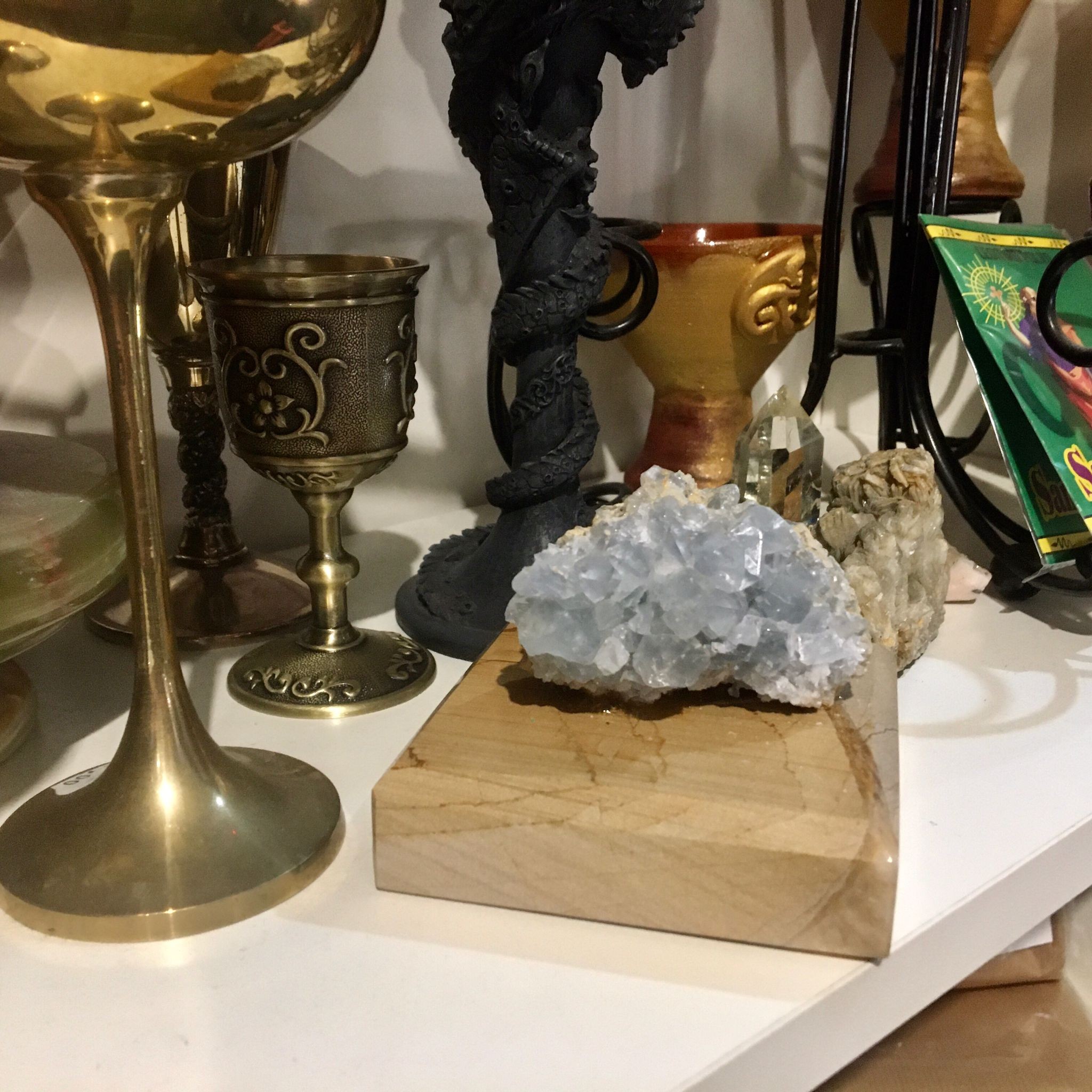 PIEDRA MÁGICA DE LA PROSPERIDAD DE LA DIOSA NAVIA (con peana)